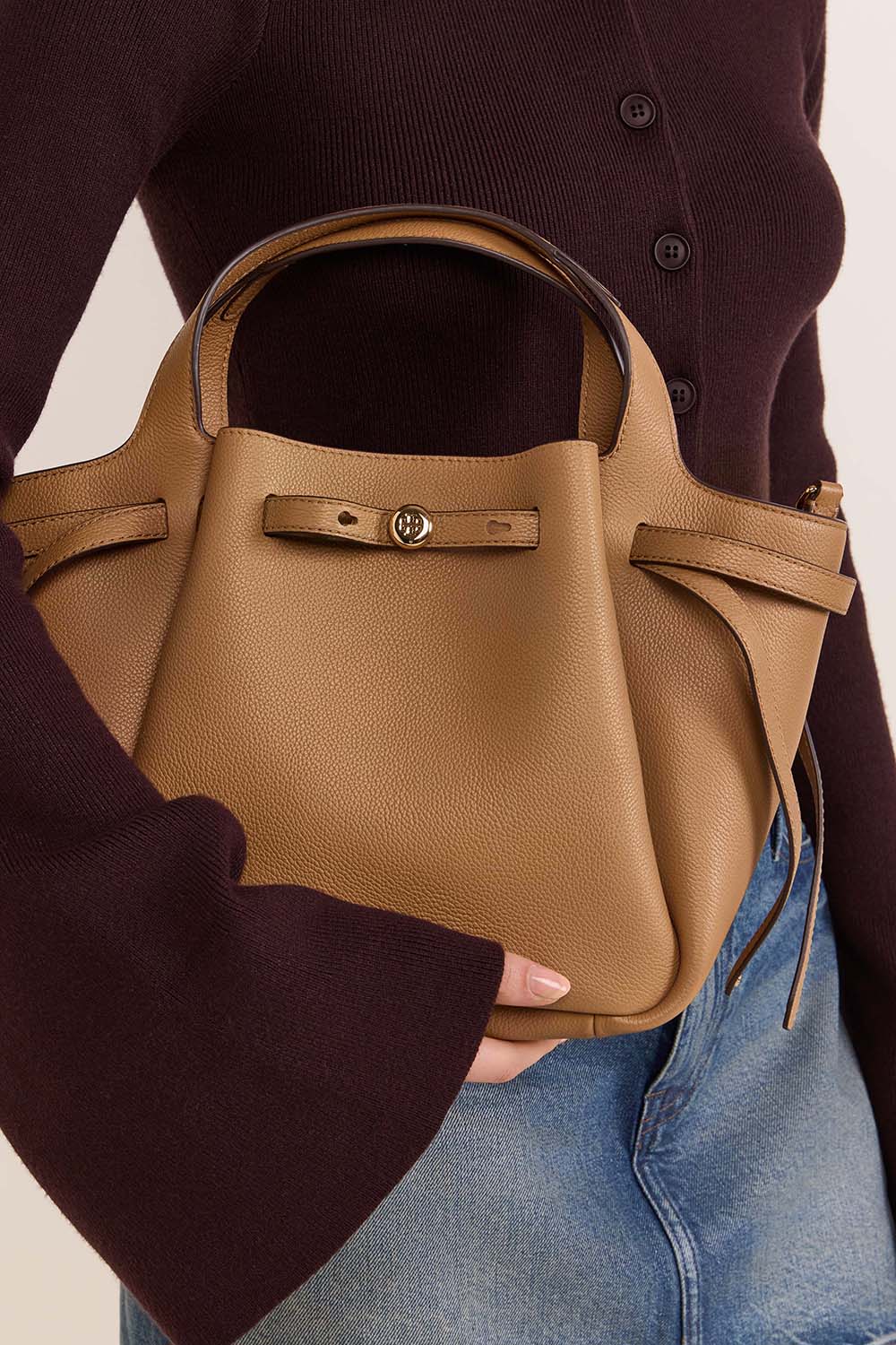 תמונת כל הלוק של תיק רומי סמול